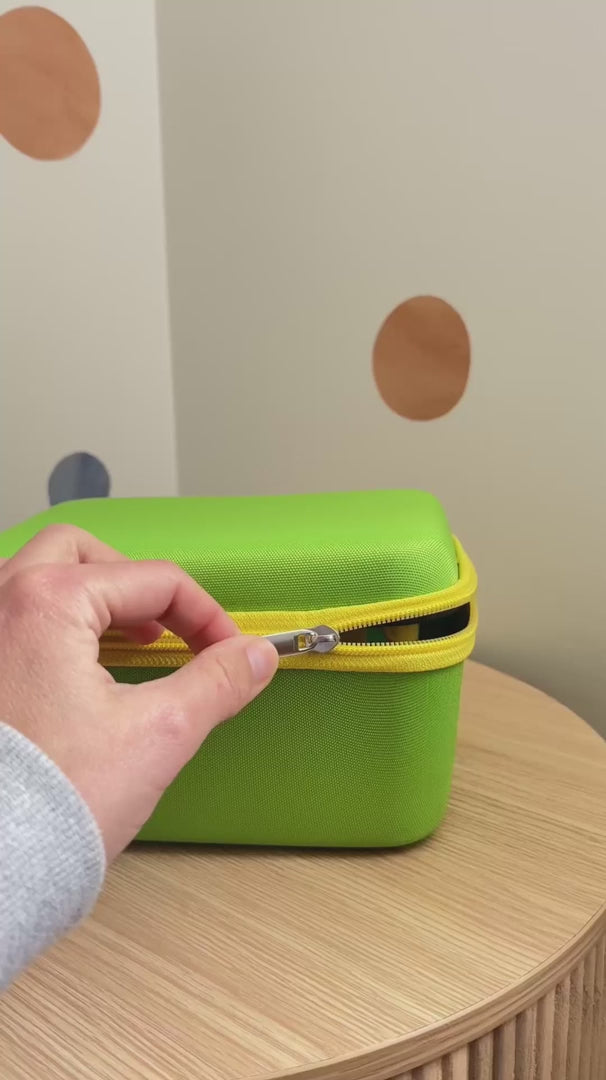 Wonder Trek tragbare grüne Tasche für Kinder, ideal für Familienaktivitäten und Spielspaß.